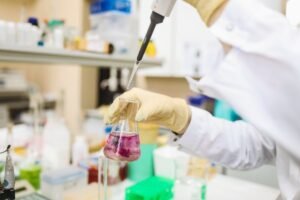 Εργαστηριακή ανάλυση νερού με κωνική φιάλη και πιπέτα — μέτρηση παραμέτρων ποιότητας