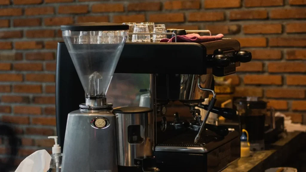 Μηχανή espresso και μύλος καφέ σε καφετέρια